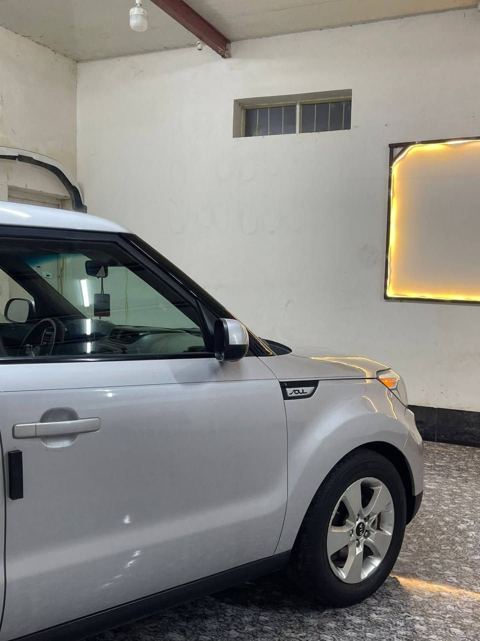 السلام عليكم ورحمه الله وبركاته
للبيع كيا صول 2017 
رقم شمالي اربيل رقم وهزة وسنوية جدد 
وارد امريكي كفاله حادثه دعامية امامية فقط ومبدله وكاله اصلية نفس لون 
مكينه ١٦٠٠ جديده مامفتوحه 
كير وضع شركه 
حدادية ٨٠٪ 
سيارة جدا جديده واستعمال شخصي
زوج تاير جديد
سبير وعدة ما ملعوب بيها 
سيارة نضافتها ١٠٠٪ 
ومابيها نقص 
مكانه بابل مسيب سعر 118 وبيها مجال للشراي للستفسار اكثر اتصل ***********
