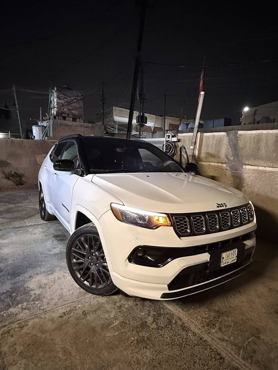 سلام عليكم
الحلوة للبيع 
جيب كومباس 2025 لمتدد فول عدا بنورما 
سيارة دخول جديد منفيس (فحص مؤقت) بسمي 
بدون رقم 
سيارة جديدة لوك ماشيه 3000 اخت زيرو 
بنيد وجاملغ ايمن مبدل نفس لون وبيه بارد بالجاملغ خلفي 
سيارة فول مواصفات وجديدة وبالعافيه للي تكون من نصيبة 
المواصفات 

▪️ الفئة: Limited فل كامل
▪️ المحرك: 2.0 تيربو 4 سلندر بقوة عالية واقتصاد بالوقود
▪️ ناقل حركة أوتوماتيك 8 سرعات + دفع رباعي AWD
▪️ اللون: أبيض × أسود (تو كلر)
▪️ ويلـات S رياضية مميزة قياس كبير
▪️ لايتات LED أمامية وخلفية + LED نهاري
▪️ داخلية جلد فاخرة مع تطريز مميز
▪️ مقاعد كهرباء مع تدفئة
▪️ شاشة وسطية كبيرة + Apple CarPlay + Android Auto
▪️ شاشة عدادات ديجتل كاملة
▪️ كاميرا خلفية 
 + نقاط عمياء
▪️ مثبت سرعة + تحكم ستيرن متعدد
▪️ دخول ذكي وتشغيل بصمة
▪️ مكيف أوتوماتيك دجتل مزدوج
▪️ نظام مانع انزلاق + ثبات إلكتروني + وسائد هوائية متعددة

▪️ ممشى قليل جداً وحالة وكالة 

💰 السعر مناسب وقابل للتفاوض للجادين 
ب 140 وبيه مجال 
عنوان بغداد 
للاتصال :***********
