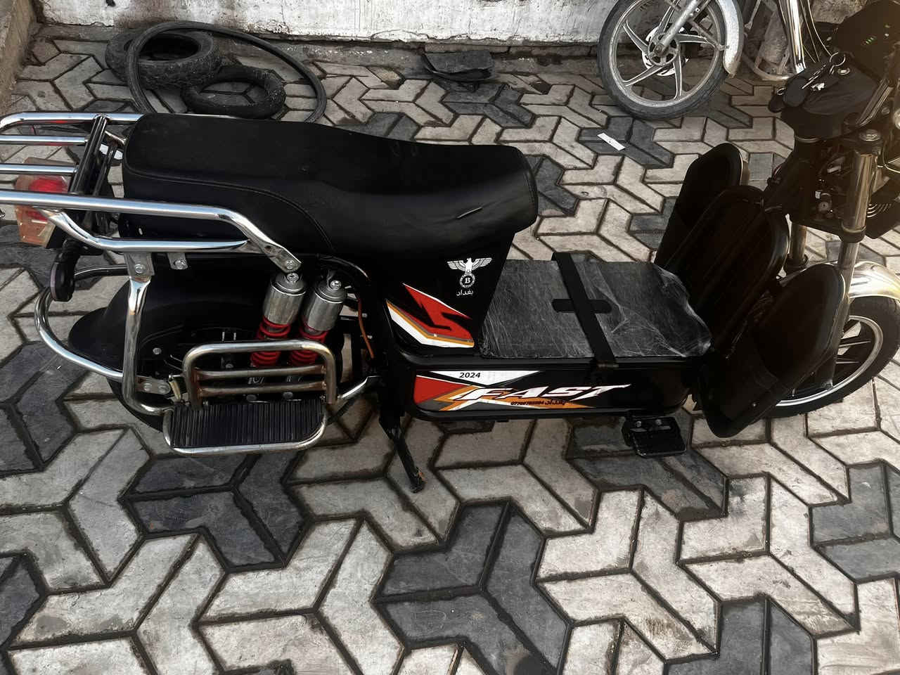 السلام عليكم متاح دراجة شحن موديل 24 بطاريات على فحص فول شرط الفحص 5باتري
فول مواصفات دبل إشارة لايت عالي ناصي 
سويجً عدد 2بصمةًعدد2 كهربائيات كلهة بلادية 
مكاني فلوجة شارع ستين 
لاستفسار ***********
