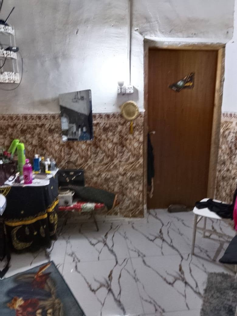 بيت للبيع بسعر مناسب بيع مستعجل... 
ام الخيل الرابعة 100 م بناء طابقين عكادة والاساس مسلح غرفة نوم وصالة استقبال ومطبخ وصحيات 
الطابق الثاني غرفتين وصالة وصحيات
لمعرفة السعر راسلني خاص او اتصال *********** مكتب المحنه
