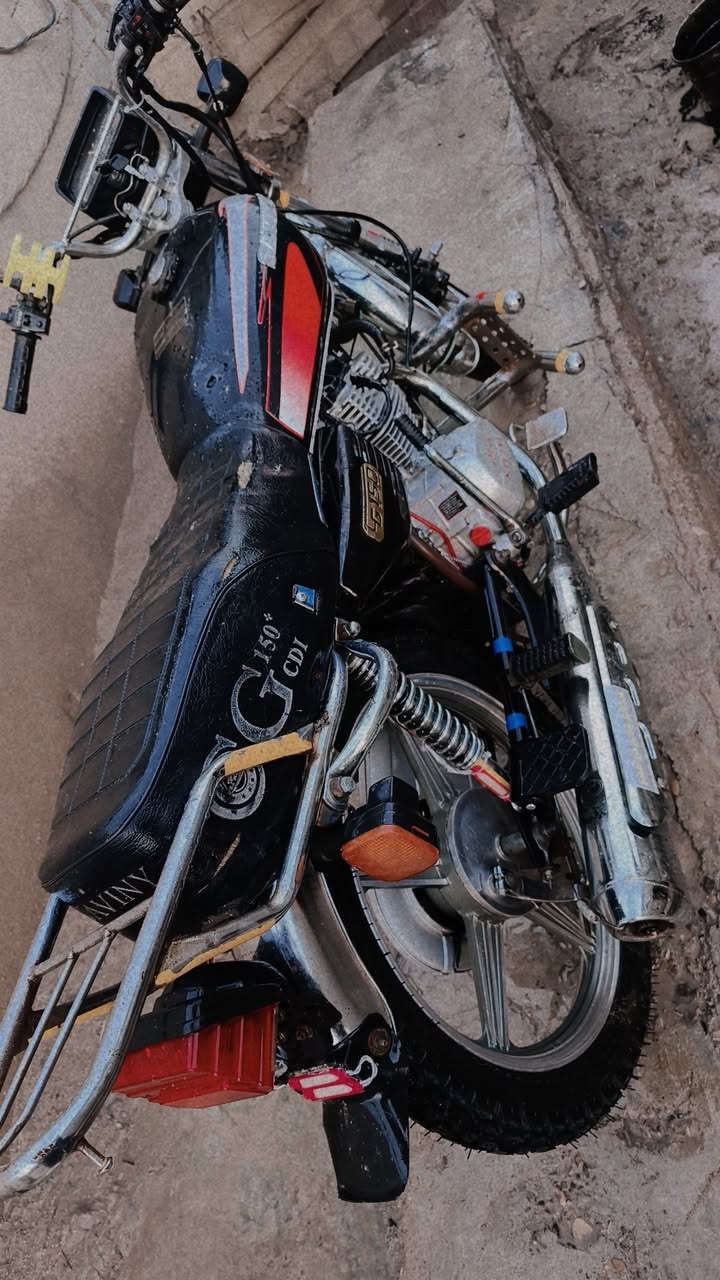 سيفان للبيع موديل 20اوراق كامله نضافه خير من الله المكان ديالى الخالص السعر 450وبي مجال رقم الهاتف ***********  آسيا ***********
