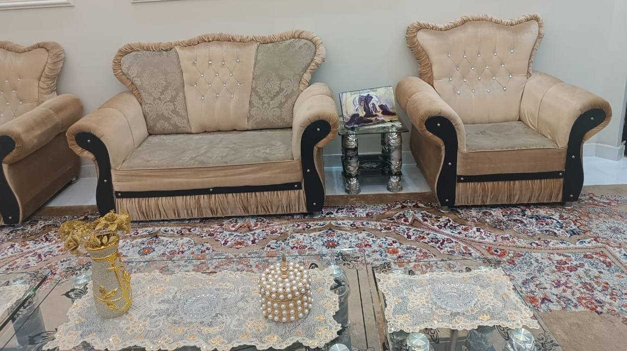 طخم قنفات 2 ثلاثيه و1 ثنائيه و2 كراسي مع طبلات زجاجيه عدد 4 جانبيه و1وسطيه
الراغب بالشراء الاتصال عل ***********
