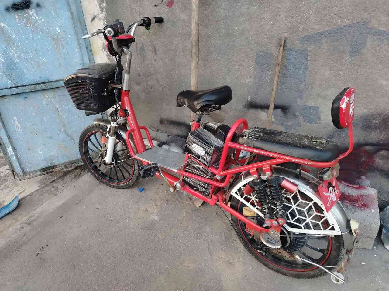 دراجة شحن  للبيع (تحتاج بطاريات)
السرعة 60
4 سرع
شاشة عداد الكتروني يطلع شكو شي مشتغل ويطلع الشحن 
بريك امامي خلفي
تايرات جدد
اشاره يمنه يسره
سلة امامية
قفل للتاير
قفل بطارية
دبل بصمه وسويج هم دبل
اربع دبلات خلفية و دبلين امامي
سعر 200 الف وبيه مجال بسيط


**إذا كنت صاحب هذا الإعلان وتريد حذفه لأي سبب، رجاءا أرسل رسالة إلى الدعم الفني**