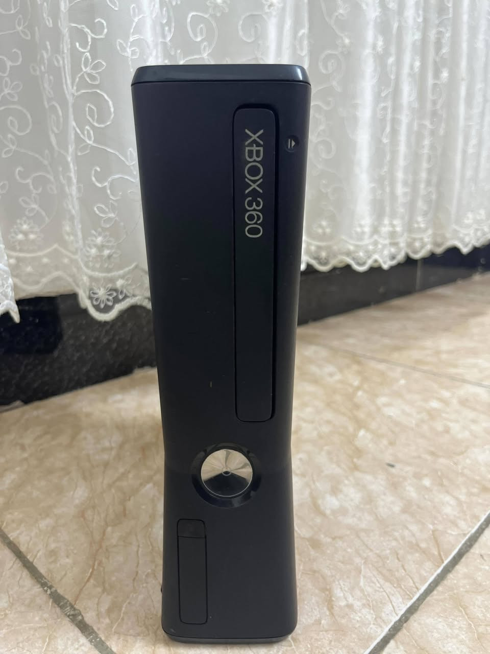 جهاز xbox 360مهكر عليه اكثر من 200 لعبة وية كامل غراضة جوستكات اصلية ثنين ومحولته مكاني السيدية *********** السعر 120الف
