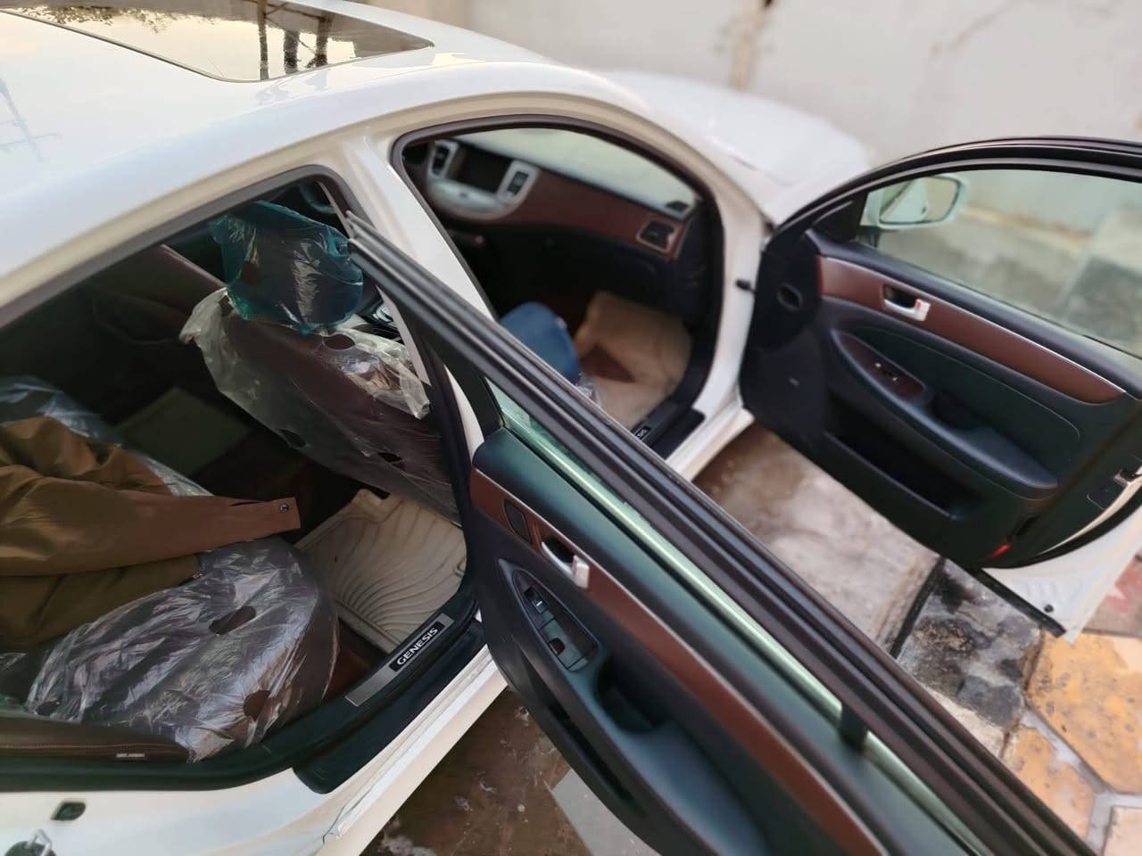 السلام عليكم 
سيارة جنسز موديل 2013 فول مواصفات بيها صبغ چاملغات اثر بطش مكفولة من الضربة والتبديل والفتح تحويل ثاني يوم راعيها قريب علية مواصفاتها
رادار 
دبل ماوس
محرك3800
فتحة
//السعر 160 وبيها مجال قليل// للشراي الاتصال على ***********
