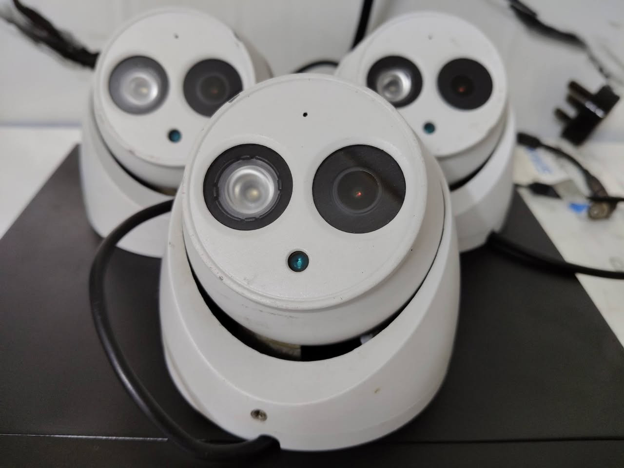 السلام عليكم من رخصه المدير للبيع منظومه كامرات نوع دهوا أصلي 2 ميكا 4 جنل كامرات صوره وصوت هارد تخزين 500 كيكا سعره 110سكن بغداد تليفون واتساب ***********
