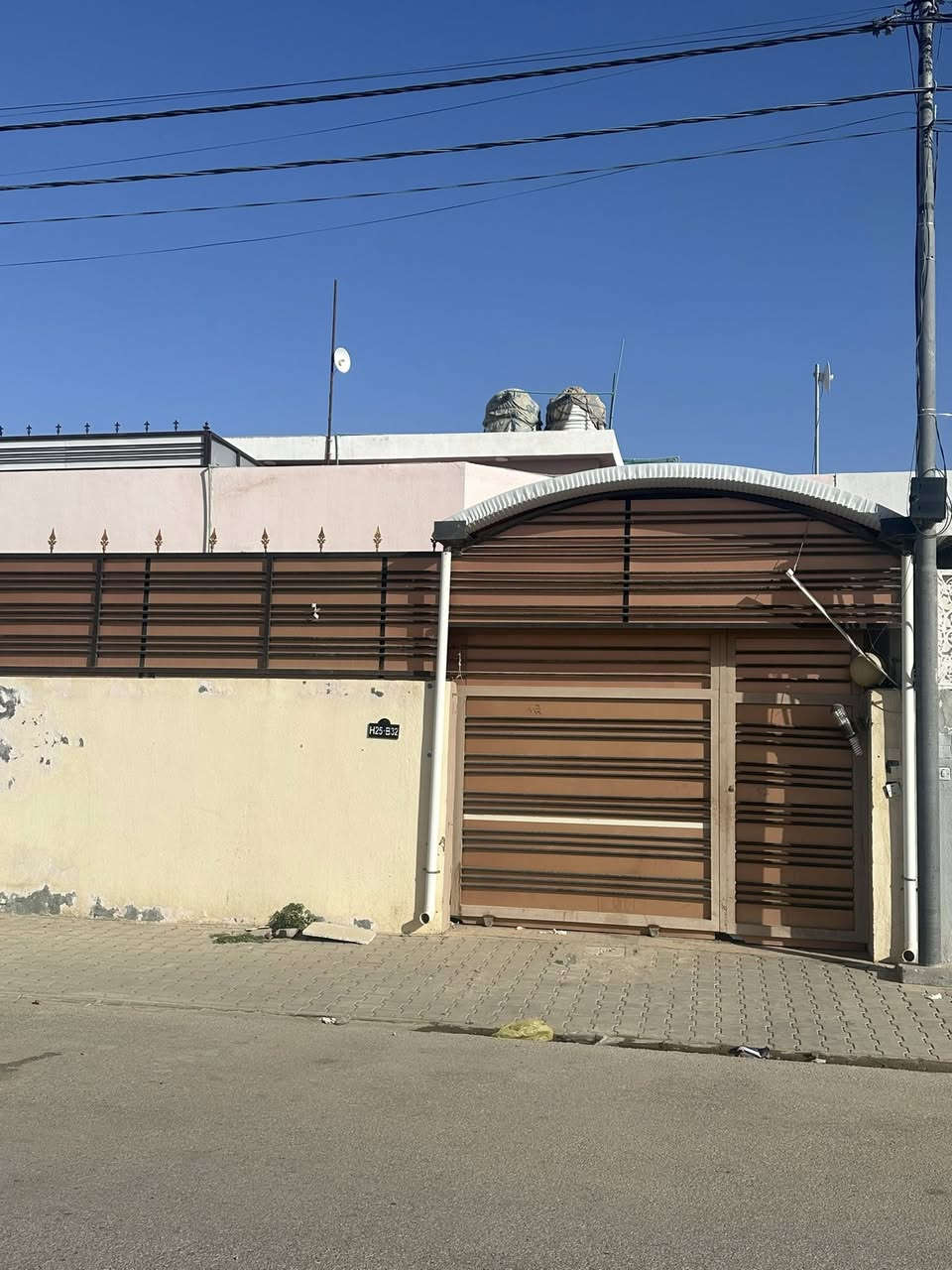 السلام عليكم . بيت في مجمع الكرار للبيع مساحه ١٦٠ م . غرفتين وصاله واستقبال. بيت نضيف طابق واحد . ***********
