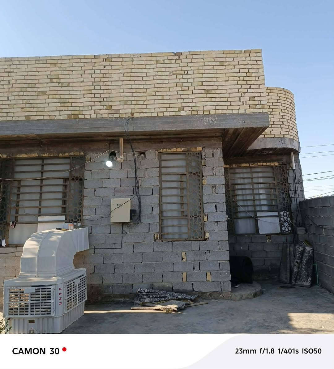 سلام عليكم بيت للبيع المساحة ٣٠٠م  في كربلاء شارع الحافظ قرب البزل يبعد عن الشارع العام ٤٠٠م سند ٢٥ كلفة الخدمات موجودة قرار محكمة تحويل مباشر بسم المشتري للاستفسار ***********
