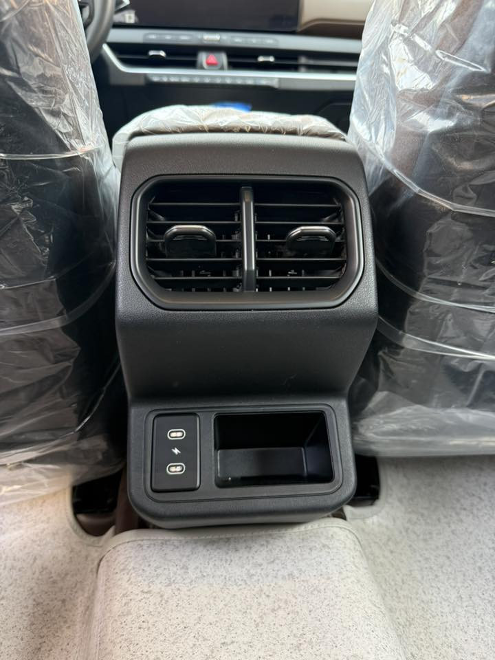 كيا كي 4 مديل 2025 ماشيه 12 محرك 2000 دوش وكير ايتي المرغوب بدون دوانز داخل لونين مدوشمه عام لد امامي لد خلفي لايت زنون تبريد قطعتين منافذ شحن امامي وخلفي شاحن لاسلكي ويل كب حجم 17 شاشه متصله ديجتال وكامره خلفيه وانضمه قياده ضمان شركه الدوليه وبيه تبديلات دهن مجانيه وصيانه مجانيه لمده سنه السعر 198 مكاني بغداد الزعفرانيه رقمي ***********
