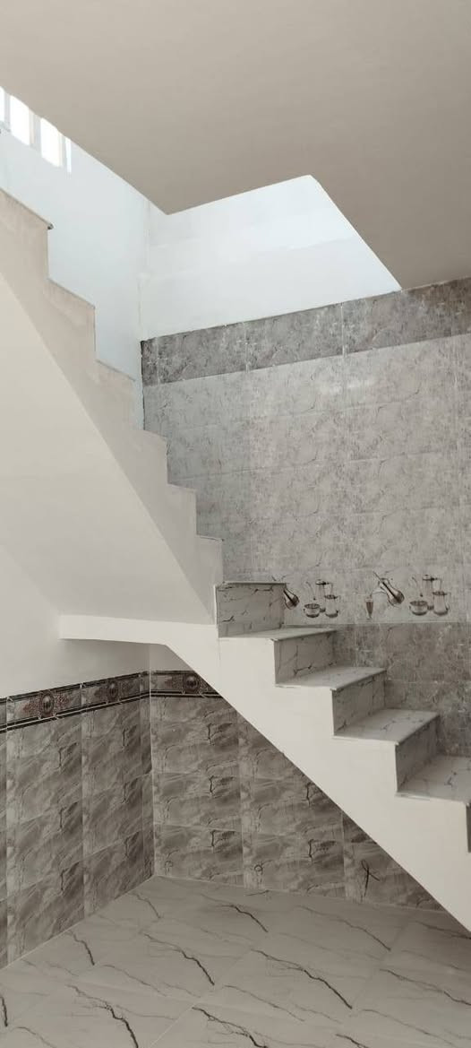 ياالله بيت للبيع مساحه 100م مربع بي غرفتين وصاله وستقبال ومطبخ بيت درجه اولابناء طابوك صب رباط وسقف كامل وجديد ارتفاع عن الشارع مترونص مكان تجاري شارع 20شارع السوك طابو زراعي مسجل بلتطويب مكان نجف نهايت شارع الصب قرب جسر الشهداء يرهم نقد او تقصيط***********
