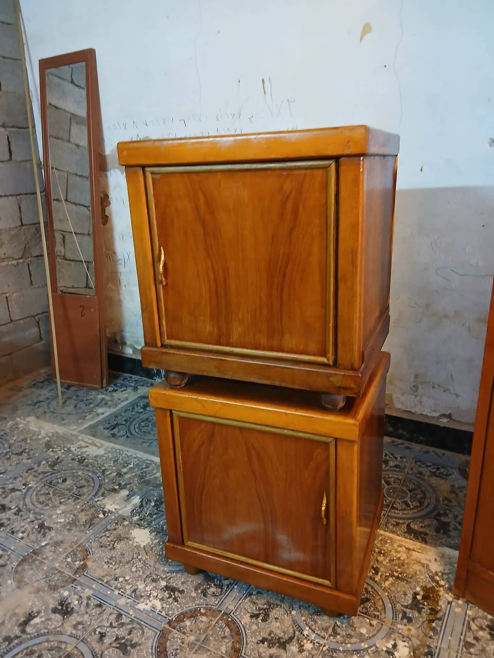 غراض مستعمله نظيفه جدا للبيع كلمن وسعره المراسله خاص او الاتصال ***********مكاني بغداد
