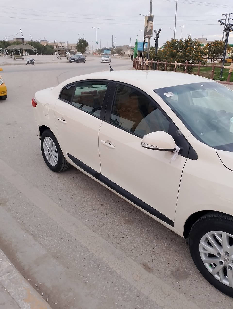 سلام عليكم سياره رينو  موديل 2016 مكينه 1800كامله واصفات على 24حبايه  وتبريد ثلج  وتايرات جدد سياره بسمي مكان ديوانيه خاص ماجاوب رقم ***********
