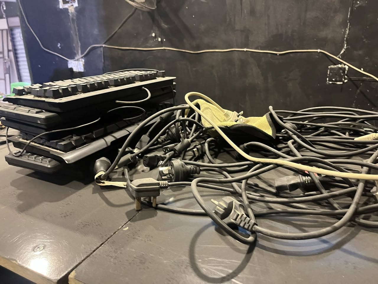 السلام عليكم 
دسك توب hp
كور  اي ٧ الجيل الرابع
رام ١٦ ddr3 
هارد ٥٠٠
كارت شاشه ١٠٥٠ ti ٤كيكا
شاشه ديل حجم ٢٢ 
مع الميز وكل الغراض الي موجوده عل ميز ما عدا اليوبي اس 
للأستفسار 
‭٠٧٧٠ ٧٨٠ ١٦٩٢‬
