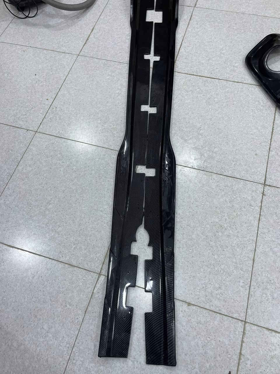 السلام عليكم  
دفيورز خلفي جارجر 15 وفوك اسود لامع و دوسات جانبيه كاربون فايبر SRT ب65 
 ‬***********
