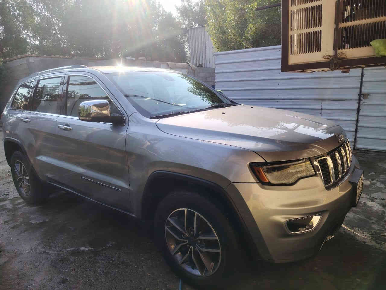 السلام عليكم جيب جراند موديل 2019 بسمي حادثه  شبر من جاملغ وشبر من البنيد ودعاميه ساره فول سايدروف تحكم استيرن كشنات كهربائي الموصفات معروفه مالتهه بصمه تشغيل عن بعد السعر 230 وبيهه مجال ***********
