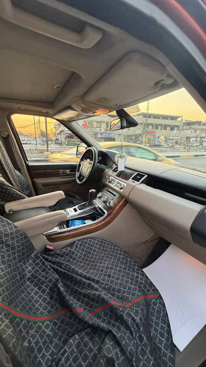 السلام عليكم
رانج روفر سبورت se
موديل 2010 لون احمر 
رقم مميز + رقم جديد+ هزه جديده
مكينة 8 سلندر
مقاعد نص جلد نص شاموه 
تحكم ستيرن شاشة بلوتوث
تحكم مقاعد بصمة
فتحة والمواصفات المعروفة
بيها قطعه وحدة كلير 
سياره ماشية143.000 كيلو
وارد خليجي 
سيارة ما ناقصها أي شي وخير من الله 
مكاني بلديات تقاطع الأمن العامة 
رقمي. ***********
سعرها 145 وبيها مجال بسيط
