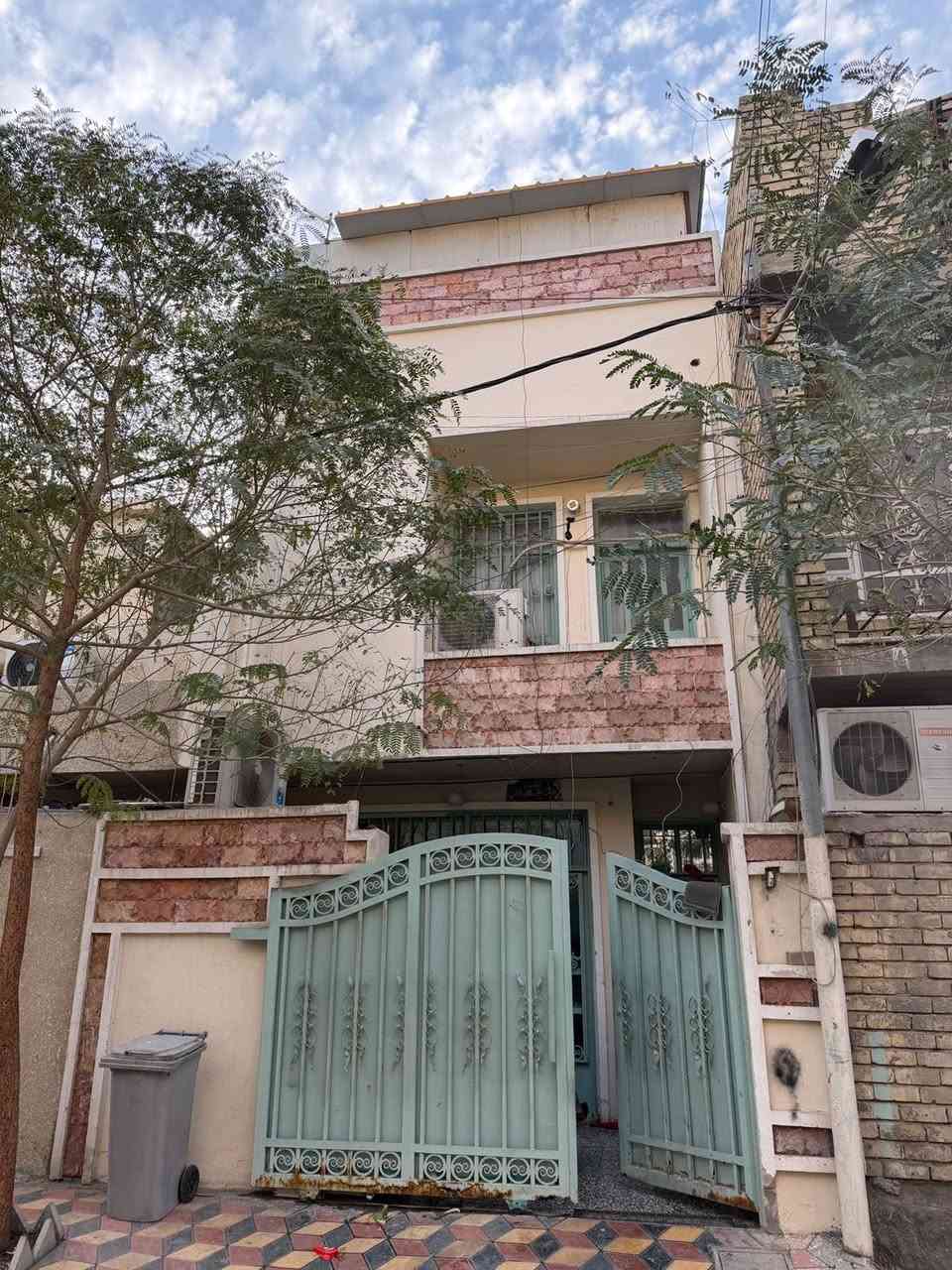 دار  للبيع مساحة 100 م واجهه٥ والنزال 20 تحتوي على الطابق الاول مدخلين استقبال وهول ومطبخ وحمام وترك
والطابق الثاني غرفتين نوم سويتات
والثالثه غرفه نوم سويت وبيتونة كبيرة
للاستفسار للاتصال على هذا الرقم

الغزالية قرب معمل الغاز***********
