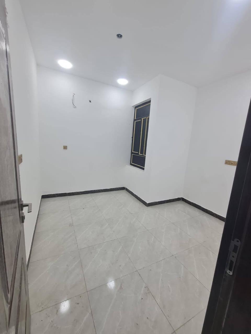 السلام عليكم 
للبيع بيت زيرو تحفه
بسعر مناسب بأسمي تنازل شركه
شبابيك المنيوم سلايت 
أبواب صاج تركي
 
غرفتين واسعه  ٤.٥ متر
مطبخ كبير ٦ متر
استقبال واسعه ٤.٥ متر
بيتونه كبيره 
بواري سبلت تقطير و ستلايت دفن
٥٠ متر 
الدوره خلف أفران الزيتون 
٥ دقايق عن الطابقين 
تبليط ماء كهرباء نت لباب البيت 
للأستفسار خاص او واتس ***********
و بدون دلاليه
