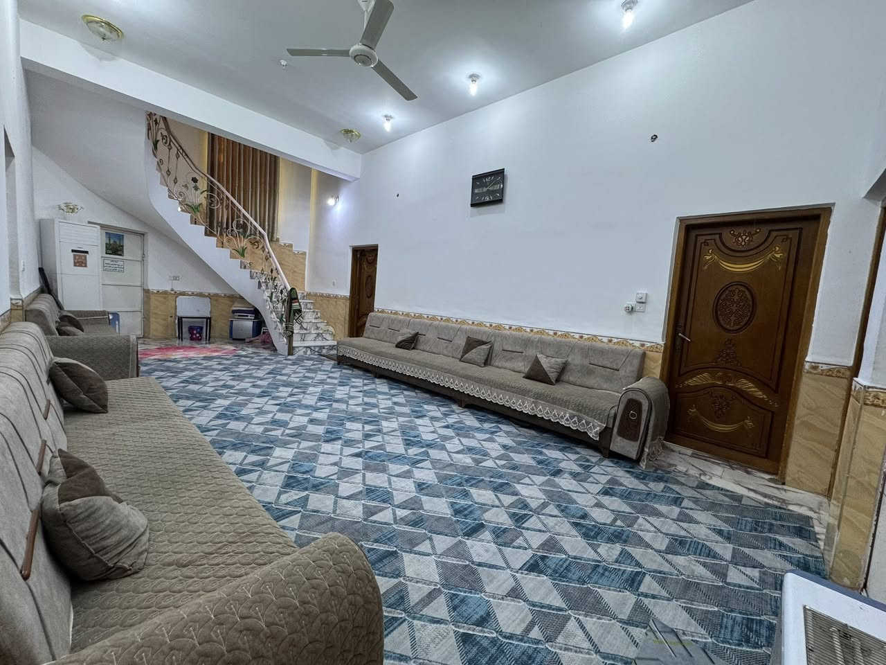 بيت طابو صرف مساحه 320م 
حي دولار خلف الشارع العام خلف الفضيليين 
بناء طابوق كونكريت رباطات 

يحتوي الطابق الاول 
على استقبال وهول وصاله 
ومطبخ حار وبارد 
وغرفتين 
ومجمع صحيات عدد 3 
وترك دوار 
وحديقه خلفيه كبيره وساحه اماميه 

يحتوي الطابق الثاني 
على 3 غرف 
وصاله ومجمع صحيات 

السطح شتايكر 
البيت غالي عن الشارع 
مجاري دفن 
السعر على الاتصال او خاص رجاءً 

واتساب *********** علاء بدر
