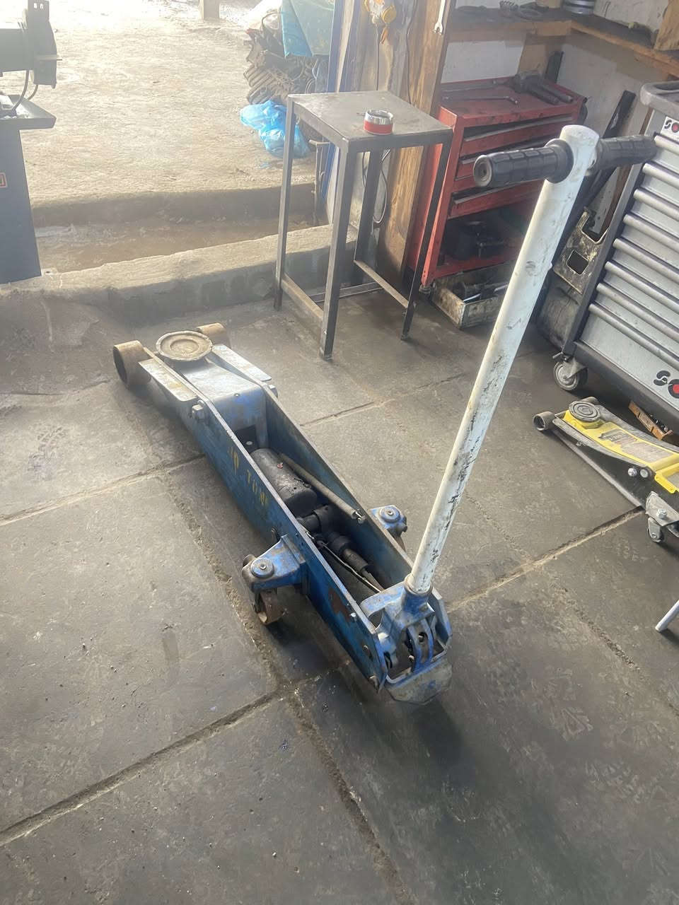 غراض للبيع
جك رفع سياره كبير 10 طن
يدات عزم ضغط عالي
بكر رفع 
دريل تفليش هوا
العنوان البصره 
هاتف ***********
