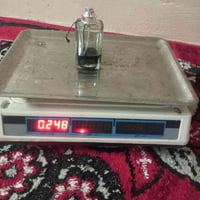 ميزان الكتروني..... السعر 30.  الف.   بيها مجال 07722036958
