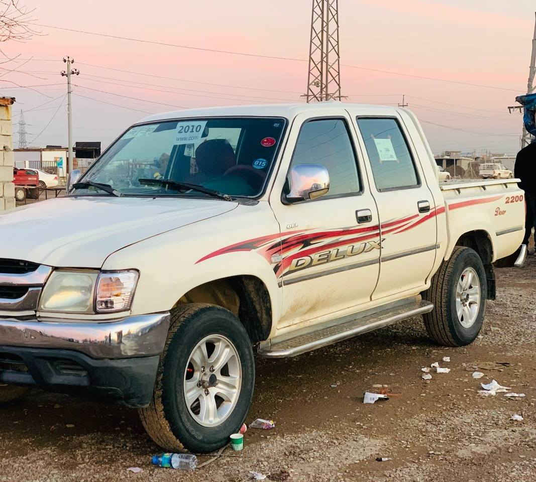 دێر 2010بەخ
ڕەقەم سلێمانی بەشەرتی تەحویل
سەنەوی بەسەر چووە
تەنیا بۆنیتی پەمپ کراوە 
پێش و دوای هیچی پێوەنیە
دەعمی نیە
گێڕ و مکینەی بەشەرت
ناو سوور و چوارجام کارەبا
زۆر جوان و ڕێکە 
ماڵی دۆستە
زۆر هەرزان
***********
لەچەمچەماڵم
