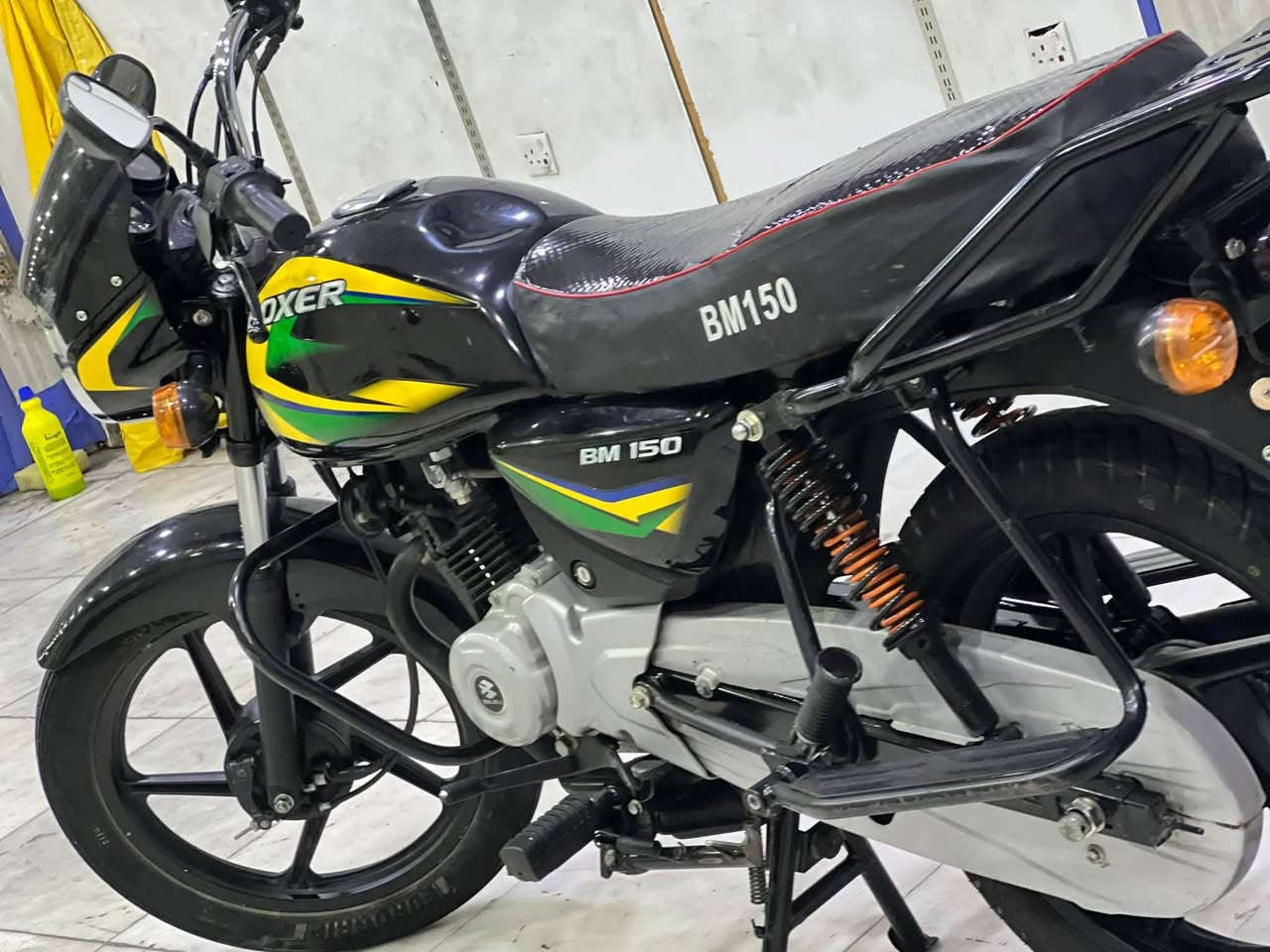 السلام عليكم بوكسر موديل 21 اوراق كامله اصولي 
دراجه تخبل خير من الله نكره سلف شوكت ميعجبك 
مكينه خرسه مامفتوحه ابد رايدهه ب 950 مجال قليل
مكاني الغزاليه شراي يتصل واتساب ***********
