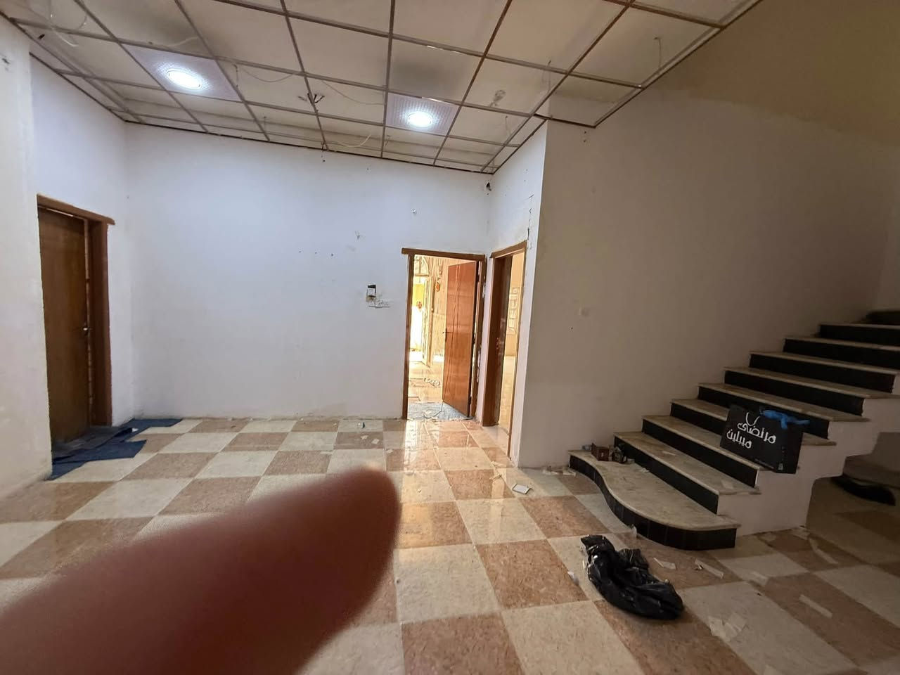 بيت لاجار ارضي مساحه ٢٥٠م
يحتوي ع اسقبال و٣غرف منام وصاله ومطبخ وصحيات 
وكراج جاهز لسكن ***********
كافه خدمات ماء وكهرباء مقرنص
 المطيحه سنيديه قرب شارع العام
