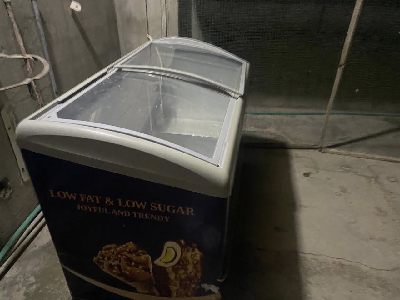 السلام عليكم يوجد برادات عاموديه 2. وبطحيه 1 وميز كاشير  الاستفسار  ***********
