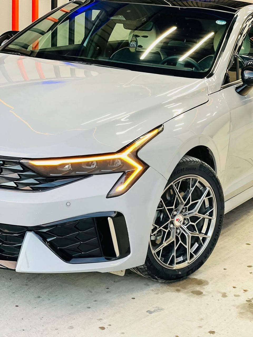 سلام عليكم K52025 GT-Line
مواصفات 

تدفئة المقاعد 

سقف بانورامي 

الكاميرا الخلفية 

مثبت السرعة 

مسند الذراء 

فتحة السقف 

لمصابيح الأمامية ليد 

شاشة 

لوحة قيادة رقمية 

ABS 

أبل كاربلدي ندرويد أوتو 

التشغيل عن بعد 

فرامل الوقوف الإلكتروني 

شاحن لاسلكي 

مثبت السرعة التكيفي 

حساسات ضغط الإطارات 

وضع القيادة الضوء العالي التلقائي 

قفل الأمان للأطفال 

رادارات جانبيه و امأميه

مراوس بجارجر أو بيع
مكان السيارا موصل
***********
230بيها مجال
