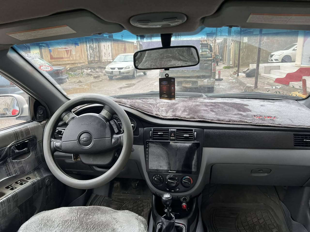 ئۆپترا مۆدیل 2008
رەنگێ رەساسی
رەقمە 
هەزەی نویە
سەنەوەی ٢سال بەسەرچووە 
دووپارەچەی پیەوەیە بی ناوە 
جام کارەبایی و قفول مەرکەزەی 
مەکینە لۆک بی مەسورفە یەک دینار مەسروفتدانیە
بەس تۆزیک سەقفکەی کال بۆتەوە باقی ئەوەێ شکلی جوانە 
*********** كويسينجاك, أربيل
