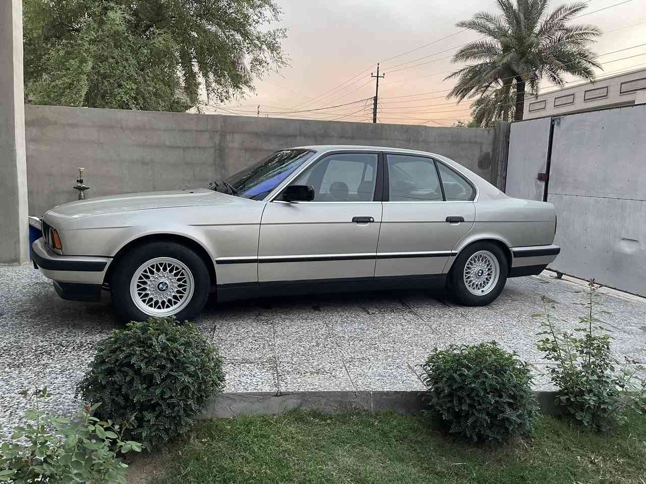 525 مسكر علدل موديل 90 سياره جديده بمعنه لكلمه وعلى وضع لشركه مكينه كير تبريد صدر خلفي امامي تخم تاير كلها شغاله من الدعاميه لدعاميه سياره فتحه صقف داخل جلد لون جوزي صبغ عام بون اي ضرر او خياس رقم سليمانيه تحويل مباشر او وكاله بيع او مراوس حسب لقناعه مكان لسياره بغداد اي ستفسار ***********
