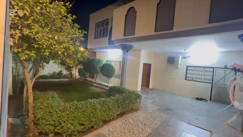 🏡 بيت للبيع – فرصة مميزة في موقع راقٍ جداً 🌟
📍 الموقع:
حي المعلمين الأولى – خلف مأكولات الشرقية
مجاور بيت ثابت والدكتور قانع سابقاً

📐 المساحة:
▪️ 310 م²
▪️ بالسند تقارب 400 م²
▪️ طابقين – طابو زراعي

📏 الواجهة والأبعاد:
▪️ الواجهة: 13.5 متر
▪️ النزال: 23 متر

🏗️ مواصفات البناء:
▪️ سنة البناء: 2003
▪️ بناء درجة أولى (طابوك + سقف كونكريت)
▪️ أساس شريطي 1م × 1م
▪️ الشارع عرض 10 متر ومبلط (ضمن السند – شارع خاص)

✅ الخدمات المتوفرة:
▪️ ماء رئيسي
▪️ كهرباء ضفيرة خاصة
▪️ تبليط أمام المنزل
▪️ منطقة هادئة وراقية جداً

🏠 الطابق الأرضي يتكون من:
▪️ استقبال 5×4
▪️ مطبخ 5×4 – سيراميك إسباني
▪️ صالة كبيرة مفتوحة
▪️ غرفتي نوم 5×4
▪️ مجمع صحيات داخلي معزول بالكامل وجدران سيراميك
▪️ صحيات خارجية
▪️ كراج كبير أرضيته كرانيت
▪️ حديقة واسعة 🌴
▪️ مخزن مع مناور جانبية للمنزل

🏠 الطابق الثاني سنة البناء ٢٠١٦ :السقف سندويش
▪️ غرفة نوم 5×4
▪️ سطح أول كبير يحتوي على مشتمل معزول بالكامل
▪️ درج خارجي جانبي للسطح
▪️ سطح ثاني بمساحة 5×4

🏡 المشتمل (بناء 2016):
▪️ غرفة نوم 5×4
▪️ صالة 6.5×3.5
▪️ مطبخ 3×3
▪️ مجمع صحيات كبير مع منور
▪️ مساحة واسعة ضمن السطح الأول

✨ البيت مناسب جداً للسكن العائلي الراقي، كما يرهم روضة أو مدرسة أهلية بسبب المساحة والموقع الهادئ والمميز.

💰 السعر: 255 مليون قابل للتفاوض

📞 للاستفسار والمشاهدة الاتصال.
***********
