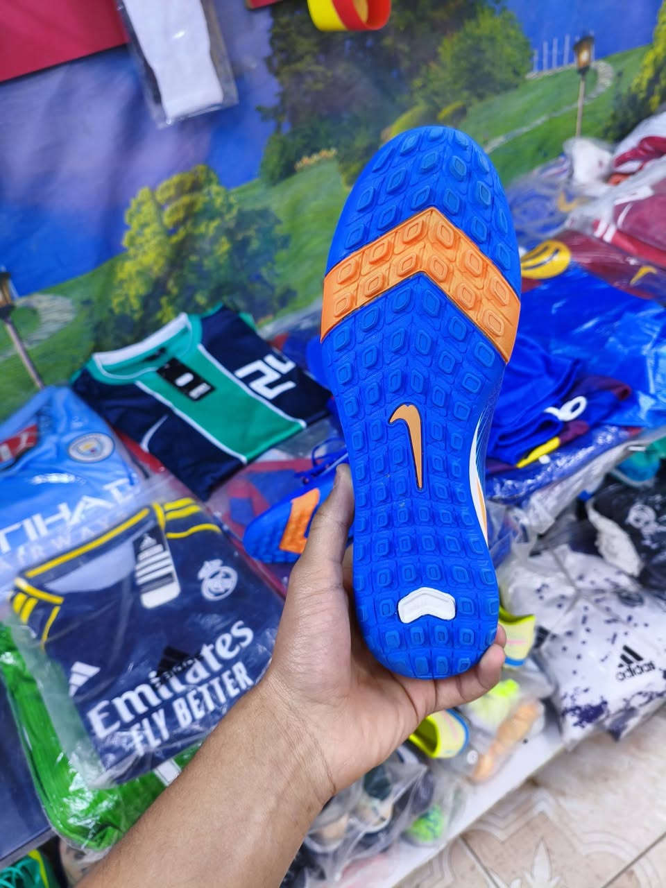 اير زوم الاصلي خياط داخلي وخارجي حذاء مجرد ملبوس وطالع صغير عليه فقط افتر العراق كله اذا لكيت هاذا سعره انطيكياه بلاش سعره 20فقط وتوصيل 5 شوف نضافه القياس 43


**إذا كنت صاحب هذا الإعلان وتريد حذفه لأي سبب، رجاءا أرسل رسالة إلى الدعم الفني**