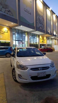 اكسنت ٢٠١٧  السيارة بيها قطعتين صبغ بدون دواخل  وشويه يم قبق البانزين ...