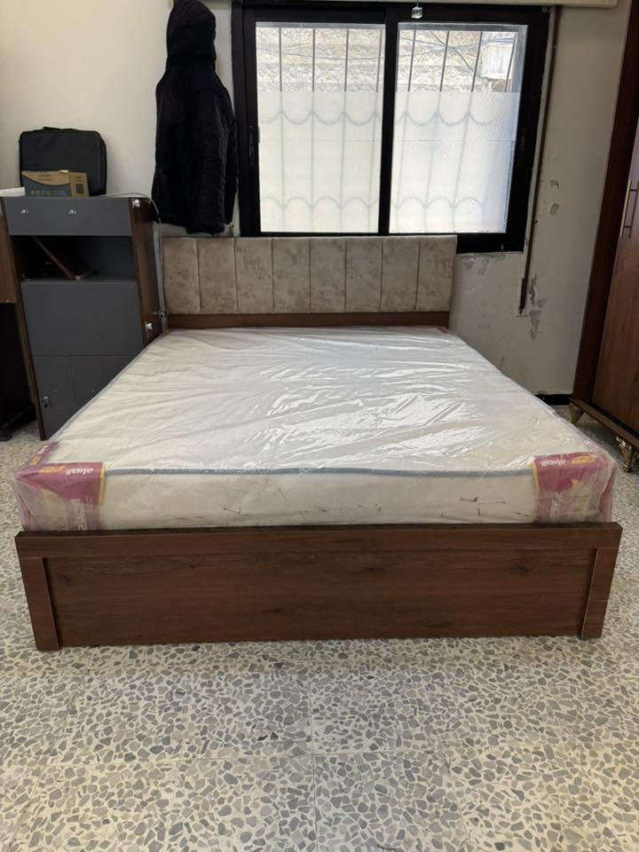 مو أي غرفة نوم…  
هاي غرفة بتخليك ترجع عالبيت ركض 😅🛏️

تصميم أنيق ✨  
خشب فخم بلونو الطبيعي 🌰  
وخزانة مرتبة بتشيل همّ الدنيا 😎

والأحلى؟ 👌  
🔨 التفصيل حسب الطلب  
على قياس غرفتك… وعلى ذوقك تماماً

بدك تعديل؟  
بدك لون معين؟  
بدك خزانة أكبر أو تسريحة مختلفة؟  
ولا يهمك 😉 نحنا منفصلها متل ما بتحلم فيها

لأن بيتك بيستاهل لمسة فخامة

👈حابب تعرف السعر؟ 
تعليق وتكون التفاصيل عندك 💬🔥

📞 للحجز والاستفسار :

0933414133 – 0964414133

📌 الموقع على الخريطة (لوكيشن):
https://maps.google.com/?q=34.702587,36.725578

📍 العنوان:
حمص – وادي الدهب – شارع الأهرام
جنوب مشفى الأهرام بـ 200 متر
جانب شركة الفؤاد للحوالات


**إذا كنت صاحب هذا الإعلان وتريد حذفه لأي سبب، رجاءا أرسل رسالة إلى الدعم الفني**