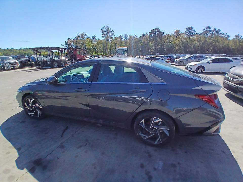 السلام عليكم النترا للبيع  موديل 2025 سيارة فول موصفات لمتد ماشية اقل الألف ديوور لون سمنتي وارد أمريكي ضرر شبر جامات معدل بارد بدون رقم لاستفسار على الرقم ***********
