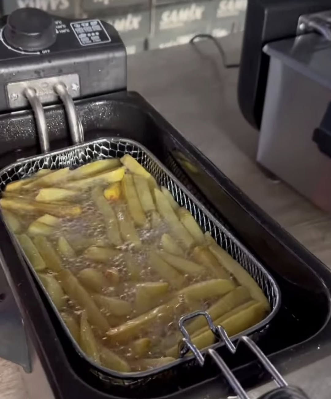 قلاية كهربائية زيتية بالة اوربي مستخدم شي قليل جدا نظافتة مثل ما موضح بالصور سعة ٣ لتر دبل حساس 
السعر فقط ١٧ الف ع اول تم يوجد توصيل لكل العراق


**إذا كنت صاحب هذا الإعلان وتريد حذفه لأي سبب، رجاءا أرسل رسالة إلى الدعم الفني**