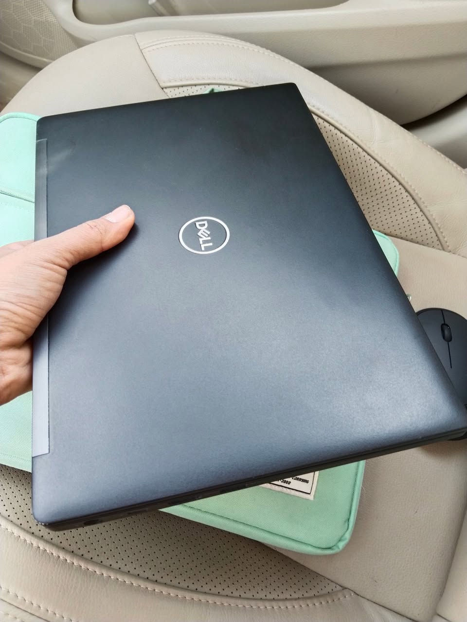 لابتوب  Dell  Latitude  7290
حجم 13 انج .. معالج i7 جيل ثامن بالة وارد كندي .. رام 8 كيكا .. كرت شاشة 4 كيكا انتل شير .. ذاكرة 256 كيكا .. كيبورد ضوئي .. مكان سيم كارت ورام .  مخارج يو اس بي 2 ومنفذ تايب سي .. شحن تقريبا ساعتين او اكثر شوية للاستخدام القوي مثل العاب .. اكثر من 3 ساعات للاستخدام خفيف وتصفح والطباعة .. وزنها خفيف وحلوة نظافة 95 بالمية استخدام عندي 10 ايام فقط ابيع لغرض احتاج فلوس .. انطيك وياها جنطة نوع ويوو مرتبة على حجمها جديدة وماوس واير ليس هوكو والشاحنة 
سعر  280  الف فقط 
متوفر توصيل .. مكاني ديوانية


**إذا كنت صاحب هذا الإعلان وتريد حذفه لأي سبب، رجاءا أرسل رسالة إلى الدعم الفني**