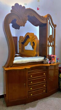 تسريحة • مراية • غرفة نوم