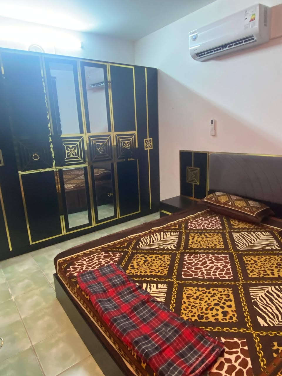 شقه للايجار في مجمع سبع ابكار او عبد العزيز في صدر القناة  طابق ثاني
غرفتين وصاله ومطبخ وخدمات 
 العماره مكونه  فقط من ثلاث شقق 
 ارضي ،اول وثاني
الشقه مؤثثه اثاث كامل
الايجار600الف 
توجد عموله دلاليه وليس سبيل


**إذا كنت صاحب هذا الإعلان وتريد حذفه لأي سبب، رجاءا أرسل رسالة إلى الدعم الفني**