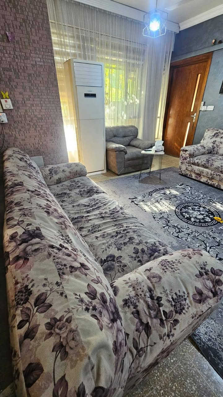 للبيع تخم قنفات مستعمل – حالة جيدة
تخم قنفات كامل
7 مقاعد 
يتضمن 2 كرسي قنفة 2 ب 3
نوع الموديل أمريكي نفخ شركة استقبال 
 نظيف
 استعمال خفيف
 مريح وما بيه كسور
 جاهز للاستخدام
 السعر: ٦٠٠ الف دينار
 المكان: بغداد حي الجامعة 
 النقل: على المشتري
 للتواصل ***********
