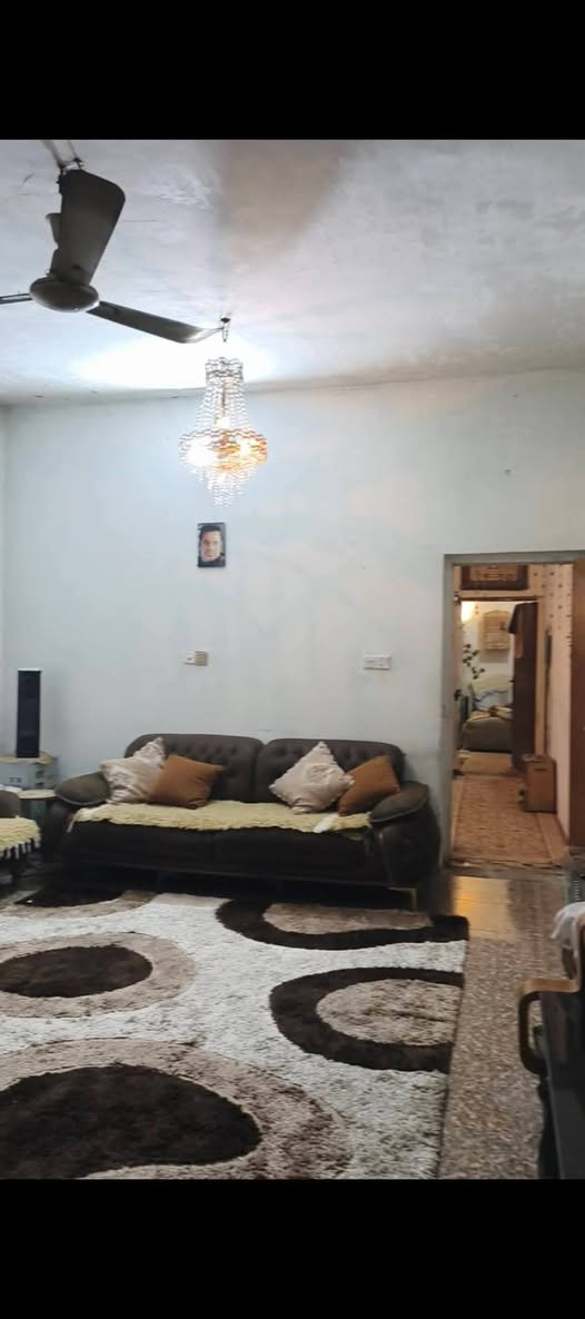 بيت للبيع في منطقة المشتل قرب شارع المطبك المعلمين مجمع فدك مساحتة 180   غرفتين و صاله ومطبخ و طرمتين صغيره وجبيرة للاتصال ع هذا الرقم  *********** .
