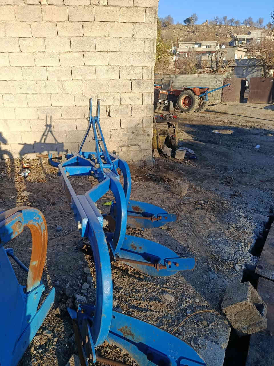 بۆفرۆشتن
گاسن تورکی 
حجم فاو
ڕەقم 10
بێ شکان بی لاحیم
بەس موسی خوارەوای لاحیم
نوکی نویا
سعری 10وڕەقو نیو محاملە
ژم***********
ژم***********
