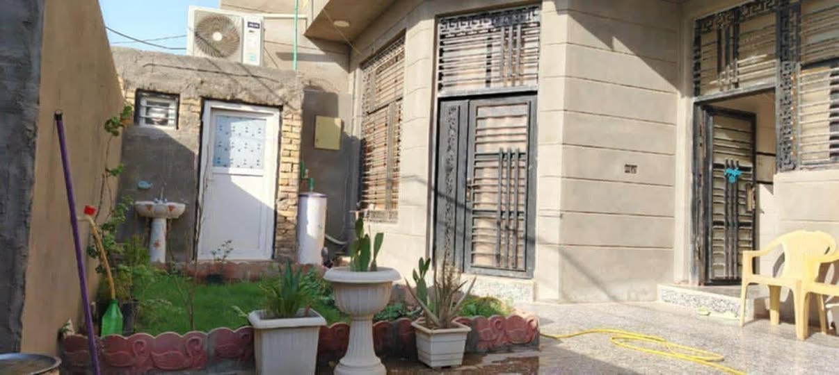 السلام عليكم 
#الدار_للبيع طابو صرف في #الديوانية حي الامام الصادق الجته المساحه 214 متر #مطلوب_اسكان 63 مليون وكل شهر تسدد 330 الف طابق واحد يحتوي على غرفتين وصاله واستقبال ومطبخ وصحيات داخليه وخارجيه ومناور 2 وطارمه وحديقه 
وبليد 130 مليون 
للاستفسار  ***********
