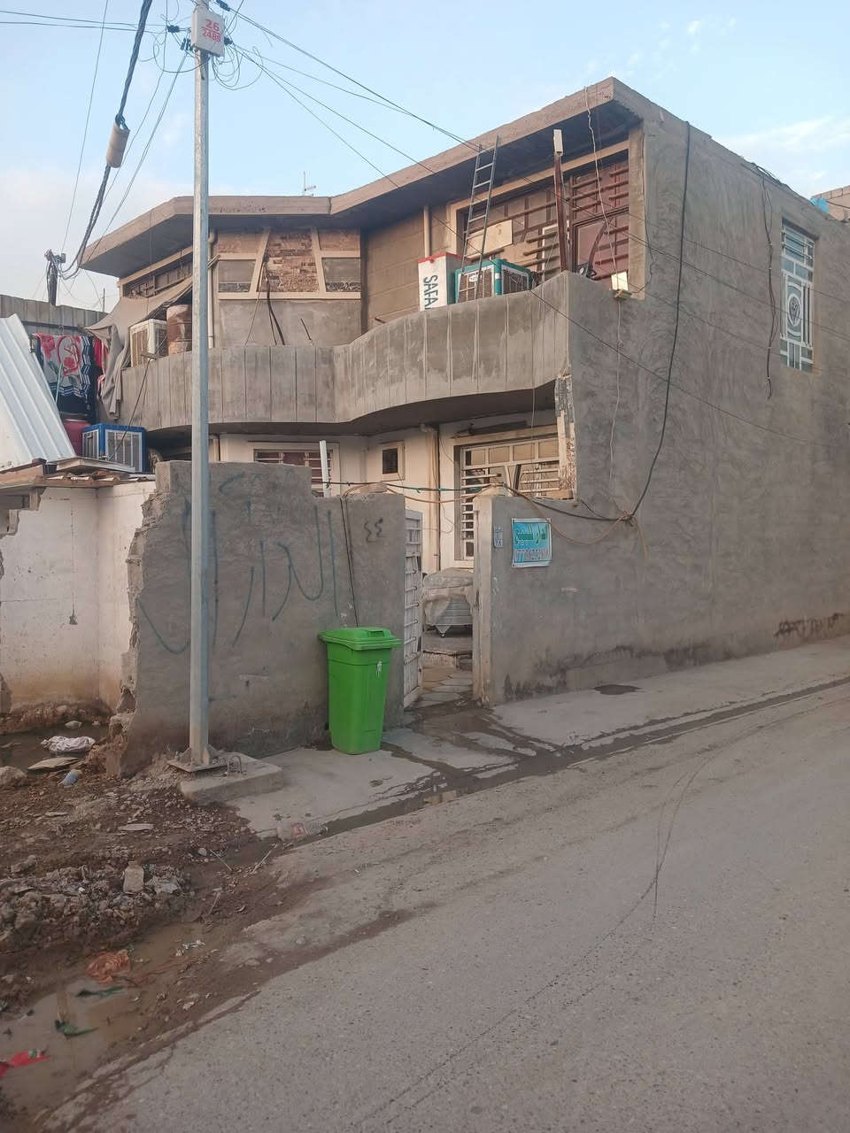 سلام عليكم بيت 100 متر ركن طابقين موقع كميرة شارع ابو كفة يرهم مشتملات ثنين لانو بي درج خارجي ودرج داخلي واقع حال 150 متر اربع غرف نوم وصالة ومطبخ وصحيات خارجية وداخلية سند ٢٥ طابو زراعي صرف ***********
