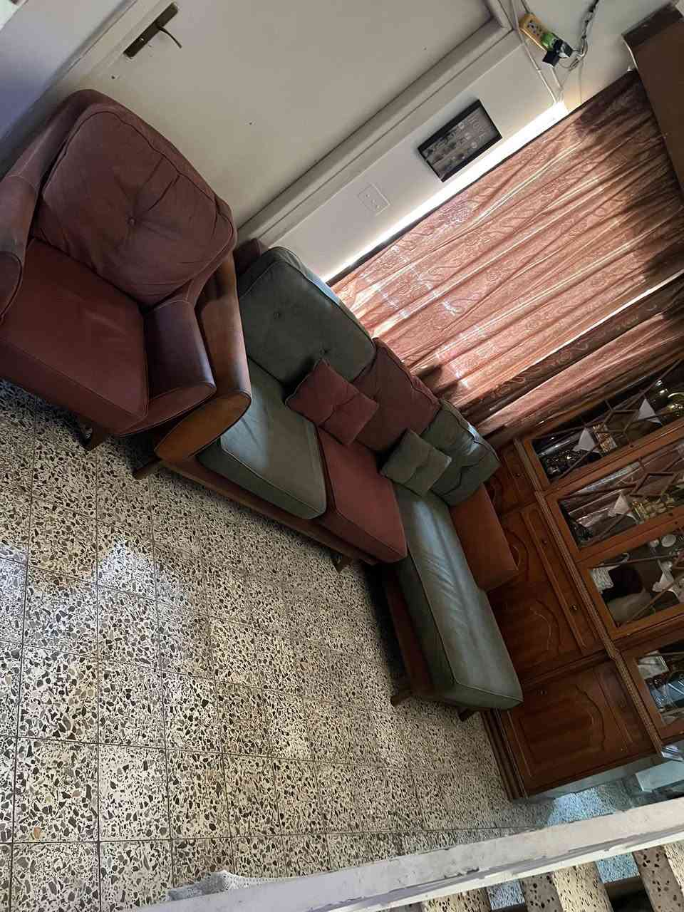 سلام عليكم تخم قنفات يجي 3قطع مستخدم استخدام قليل جلد وتر بروف كلش حلو و مرتب بغداد للاستفسار 
***********
