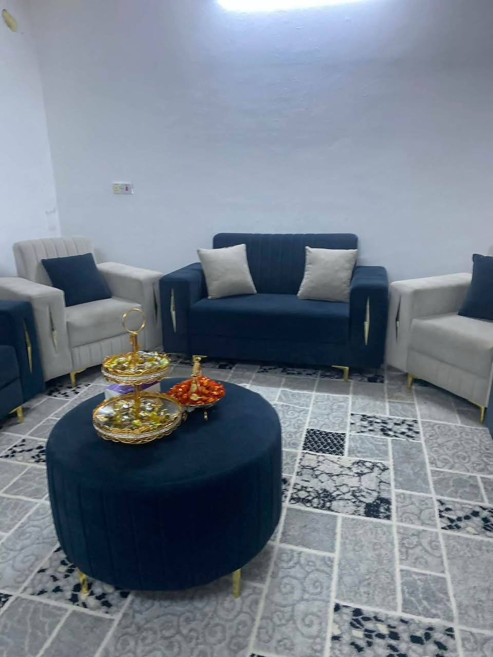 12 نەفەری یە
مێزەكەی لەگەڵدایە
پاك و بێ كێشەیە

نرخ 400.000 

ناونیشان / چەمچەماڵ 

***********
واتس ئەپ
ڤایبەر شمشمل, السليمانية
