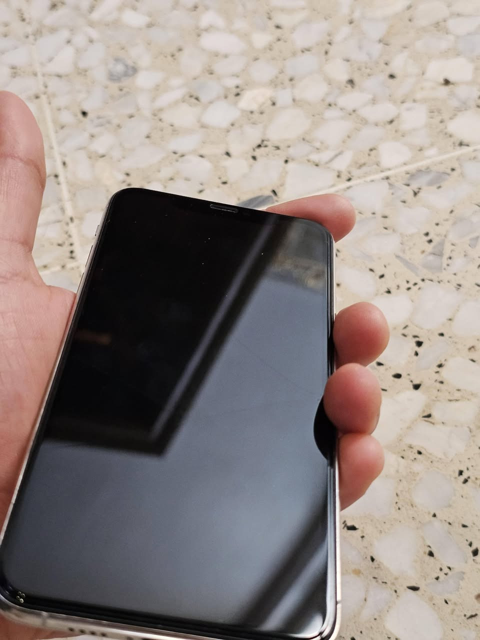 السلام عليكم مبايل iPhone 11 Pro Max للبيع  جهاز كله شغال و جديد علفحص مبدل شاشه فقط و الباقي مكفول ذاكره ٢٥٦  بطاريه 85 ابلاديه شرط لا معلايه و مبدله نموذج M الجهاز كامرات خط هزاز سماعه  كله شغال السعر ٢٨٠ و بيه مجال اكثر التصال على الرقم *********** مكاني نجف
