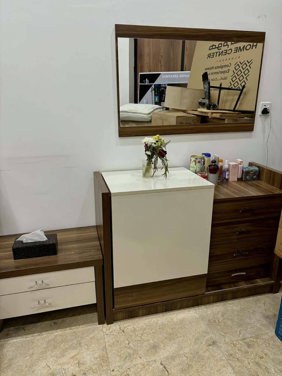 السلام عليكم تخم ٨ مقاعد ب ٤٥٠ الف غرفه نوم نفر ونص ب ٤٥٠ الف وبيهم مجال المكان الغدير قرب افران رايحين الشمال رقم التلفون ***********
